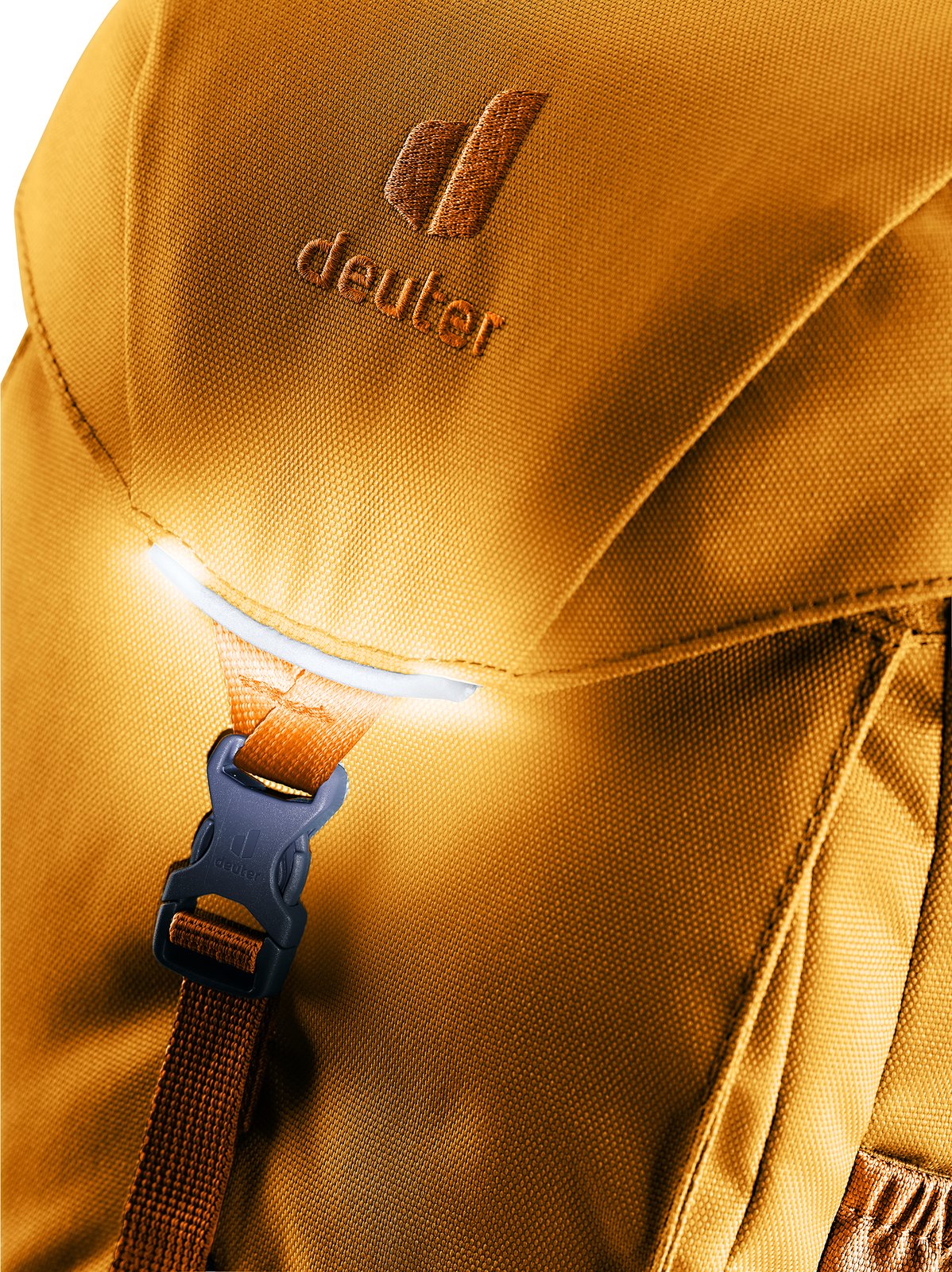 Reflective strip on the lid of the Deuter Waldfuchs 14 lit up