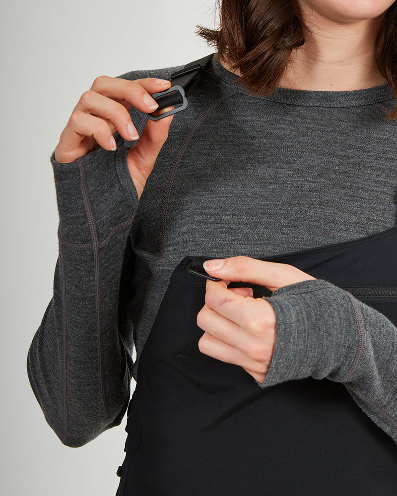 Close-up of a hand at the chest pocket of the black XTM Stellar 2.0 bib