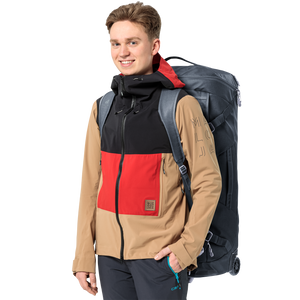 Traveller wearing the Deuter Duffel Pro Movo 90 as a backpack with its shoulder straps