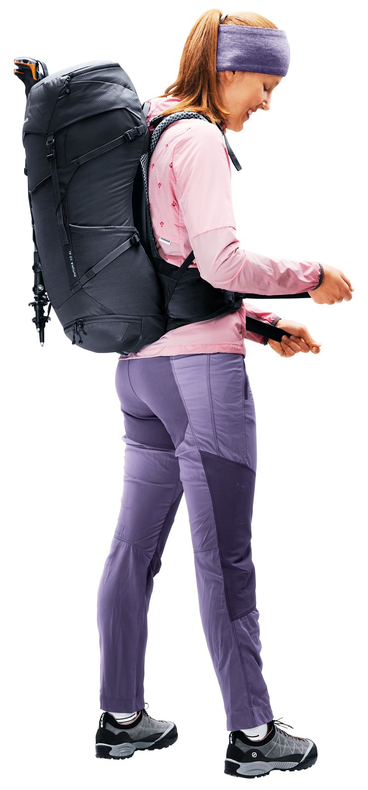 Woman hiker wearing the Deuter Futura 30 SL, adjusting the hip fin