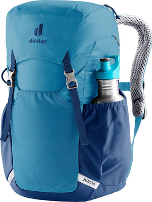 Deuter Junior with a drink bottle in the elastic side pocket