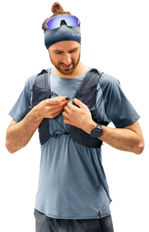 Runner tightening the bungee sternum closure on the Deuter Traick 9