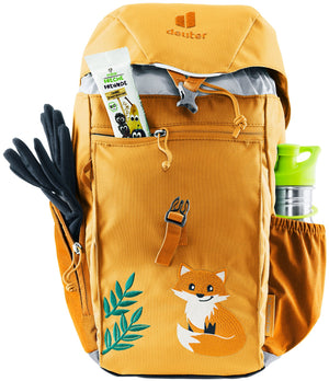 Deuter Waldfuchs 14 with a snack in the front pocket, gloves and a drink bottle at the sides